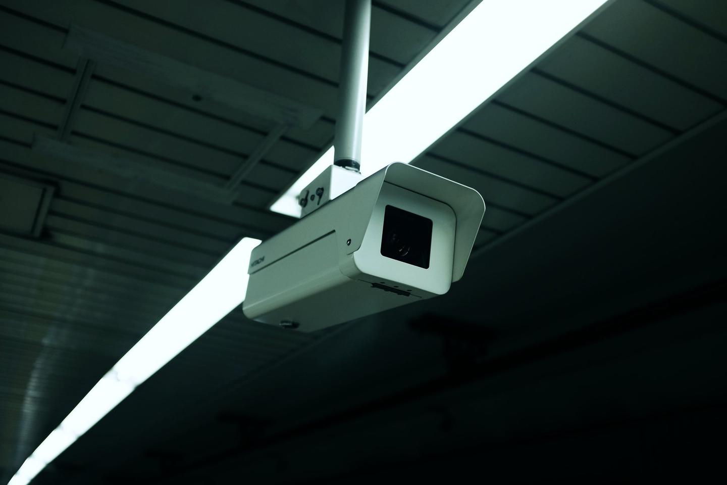 Überwachungskamera an der Decke eines Raums