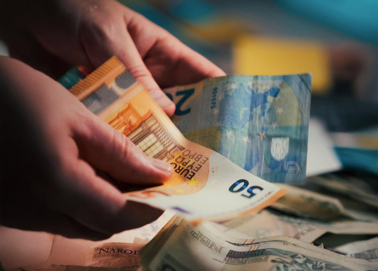 Hände zählen Euro-Banknoten