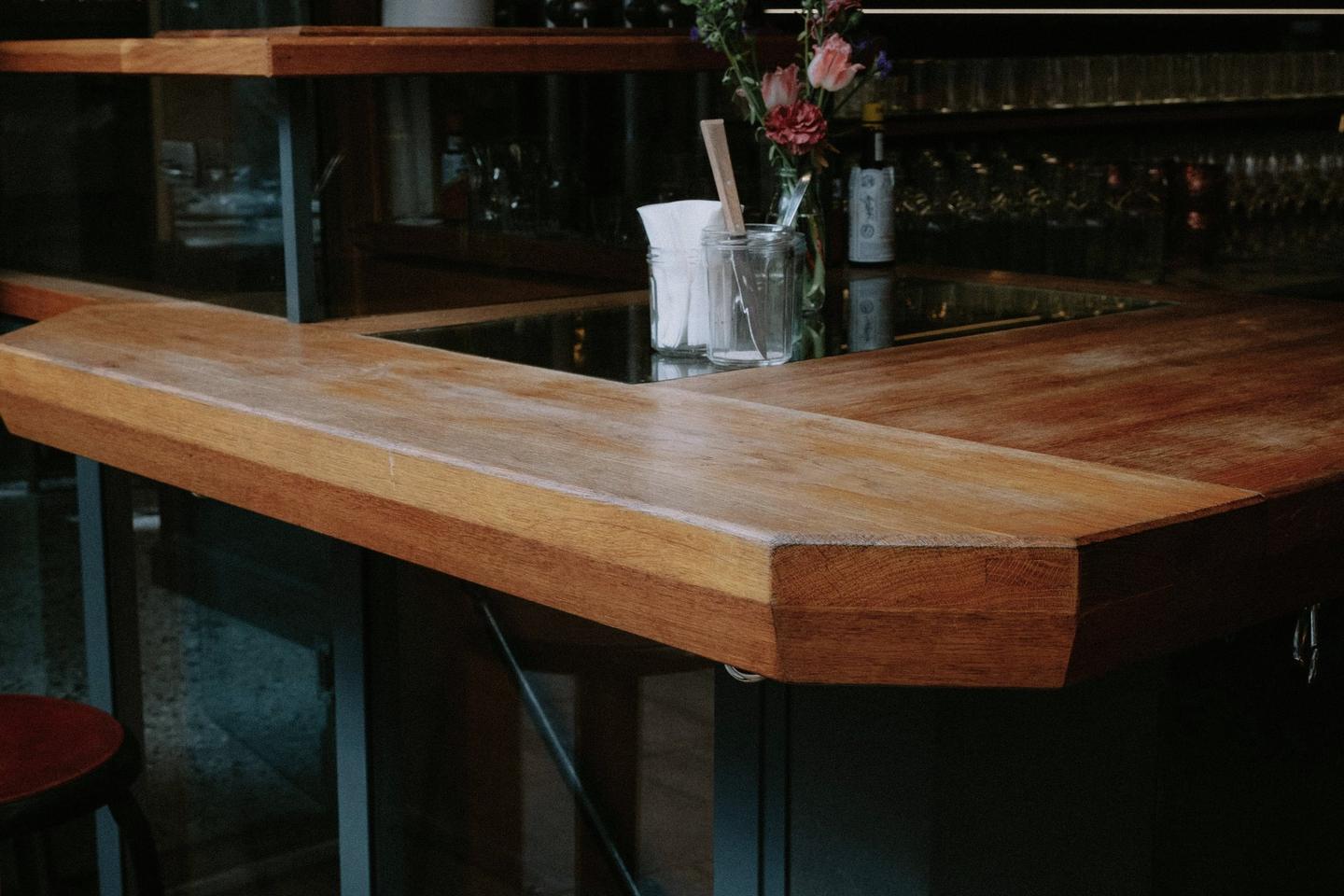 Holztheke mit Barhockern in einer Gaststätte